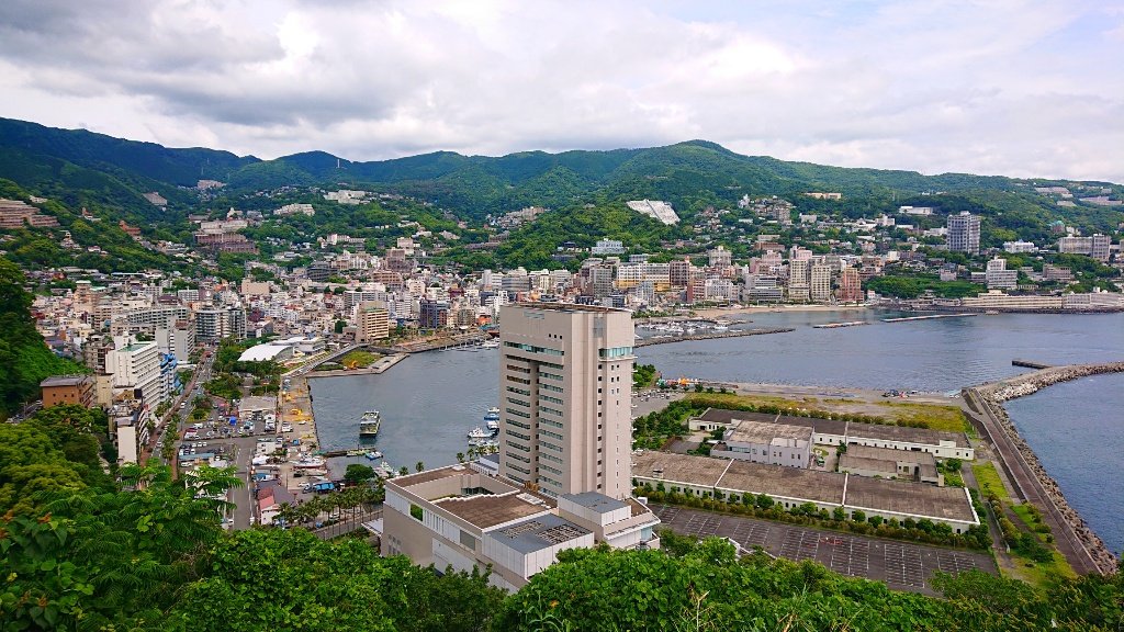 a8nokouji's tweet photo. あらためて上からホテルと熱海の景色 https://t.co/jrUgknpLIh