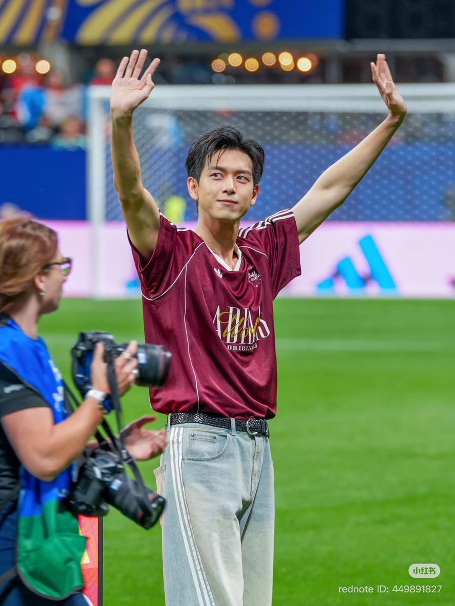 LiXianTHFC's tweet photo. 260621 | #LiXian TO PERFORM CEREMONIAL At #FIFAWorldCup2026

ดีใจและโคตรจะภูมิใจกับหลี่เซี่ยนจริงๆ นะ กว่าจะมีวันนี้ไม่ง่ายเลย 🥹

cr. 摄影师路易斯

#李现 #หลี่เซี่ยน https://t.co/AswKfk5874