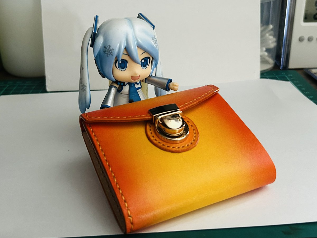 take22367's tweet photo. 長女の友達に依頼された
二つ折りのオリジナル財布
黄色にオレンジのグラデーション
小銭入れとワンコのレーザー彫刻入り
完成ダヨー https://t.co/wfVyZF9Lfv