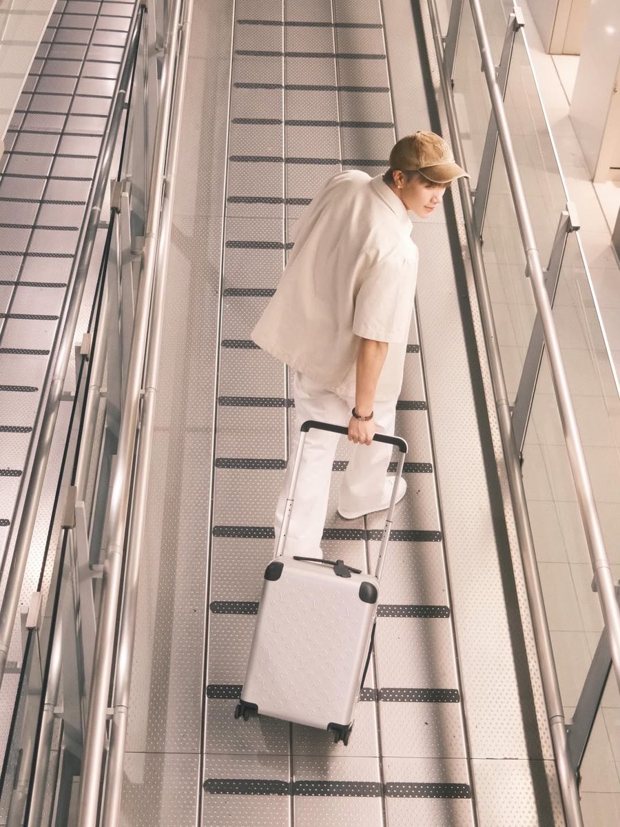 Fourth_Fashion's tweet photo. เดินทางด้วยกันมาอย่างยาวนานวันนี้น้องโฟร์ทกลับไป Paris Fashion Week เพื่อชมโชว์ #LVMenSS27 Collection ในฐานะ Friend of the House ของ LouisVuitton แล้วนะคับ

FOURTH FOH LV OFF TO PARIS
#LouisVuitton #LouisVuittonxFourth
#Fourthnattawat #โฟร์ทณัฐวรรธน์ https://t.co/gf3vMn80cs