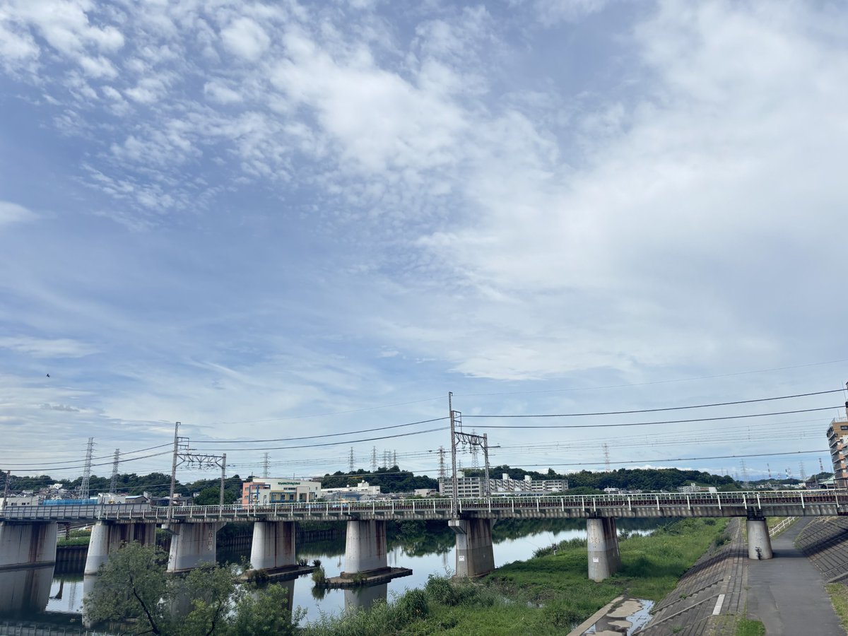 msk_1939's tweet photo. おはようございます！綱島の今日の天気は晴れ🌞です！
雨が上がってまた、暑くなってきました！
そして今日、6月22日はボウリングの日です！165年前の今日、日本に初めてのボウリング場ができたことがその由来だそうです！
気分転換にボウリングはいかがですか☺
#企業公式が毎朝地元の天気を言い合う #企業公式相互フォロー #企業公式夏のフォロー祭り