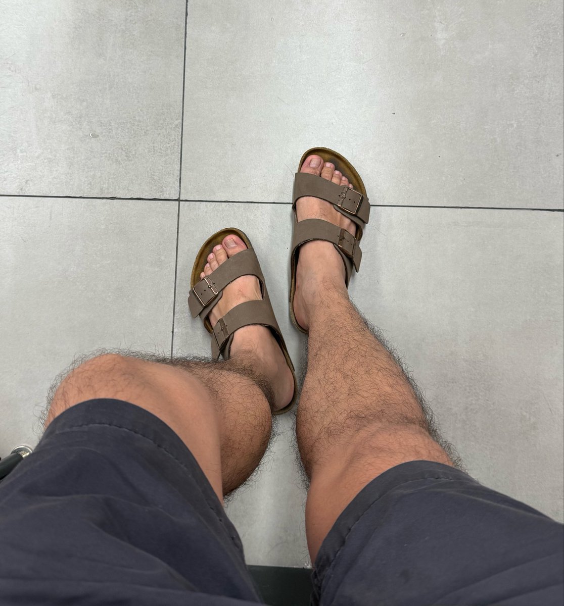 Rodrig0Matt's tweet photo. Piecitos, estas sandalias me gustan 
Ustedes que opinan? 

#malefeet #pies #feetworshi̇p #findom #cashmaster https://t.co/BnSTBsXeRZ