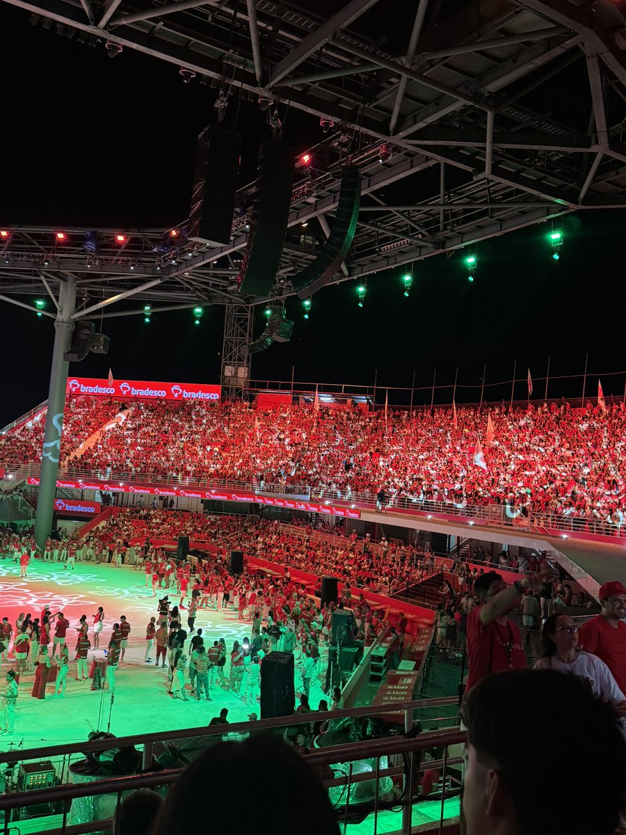 juliaandrad_'s tweet photo. Vocês acham mesmo que essa galera não tem condições de fechar as três noites? Putz https://t.co/yBBtL1RAX8