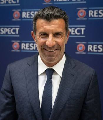 TendenciasDepor's tweet photo. "Lo destrozó"

Porque Luis Figo LIQUIDÓ a JOAO NEVES tras sus declaracioens sobre CRISTIANO RONALDO:

"Algunos de estos jugadores claramente no lo quieren en el equipo. Tal vez piensan que los está frenando, pero se olvidan de TODO lo que ha hecho por este país.  El joven Cristiano no necesitaba a nadie para marcar goles. Ganaba partidos él solo. Cargó con Portugal durante AÑOS. Cristiano es Portugal. Merece respeto y el adiós digno de una LEYENDA.

Cuando Cristiano recibió su primera convocatoria, respetaba a todos los jugadores mayores. Ahora tenemos chicos arrogantes… pero ¿qué han logrado ellos? Nada. Él es la razón por la que incluso creemos que podemos ganar un Mundial. Él es la inspiración de todos."