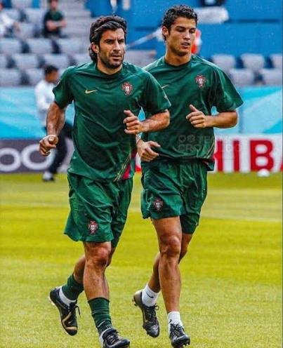 TendenciasDepor's tweet photo. "Lo destrozó"

Porque Luis Figo LIQUIDÓ a JOAO NEVES tras sus declaracioens sobre CRISTIANO RONALDO:

"Algunos de estos jugadores claramente no lo quieren en el equipo. Tal vez piensan que los está frenando, pero se olvidan de TODO lo que ha hecho por este país.  El joven Cristiano no necesitaba a nadie para marcar goles. Ganaba partidos él solo. Cargó con Portugal durante AÑOS. Cristiano es Portugal. Merece respeto y el adiós digno de una LEYENDA.

Cuando Cristiano recibió su primera convocatoria, respetaba a todos los jugadores mayores. Ahora tenemos chicos arrogantes… pero ¿qué han logrado ellos? Nada. Él es la razón por la que incluso creemos que podemos ganar un Mundial. Él es la inspiración de todos."