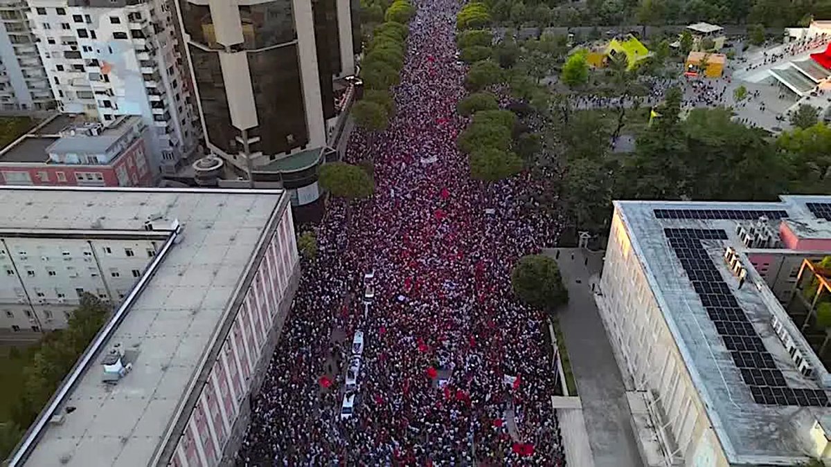 MundoEConflicto's tweet photo. 🇦🇱 | Las protestas en Albania contra el primer ministro Edi Rama continuaron con masivas movilizaciones que denuncian décadas de corrupción sistémica. El descontento se centra en proyectos turísticos de lujo de la firma Affinity Partners (vinculada a Jared Kushner), valorados en 4.000 millones de dólares en la isla de Sazan y la zona protegida de Zvërnec.
