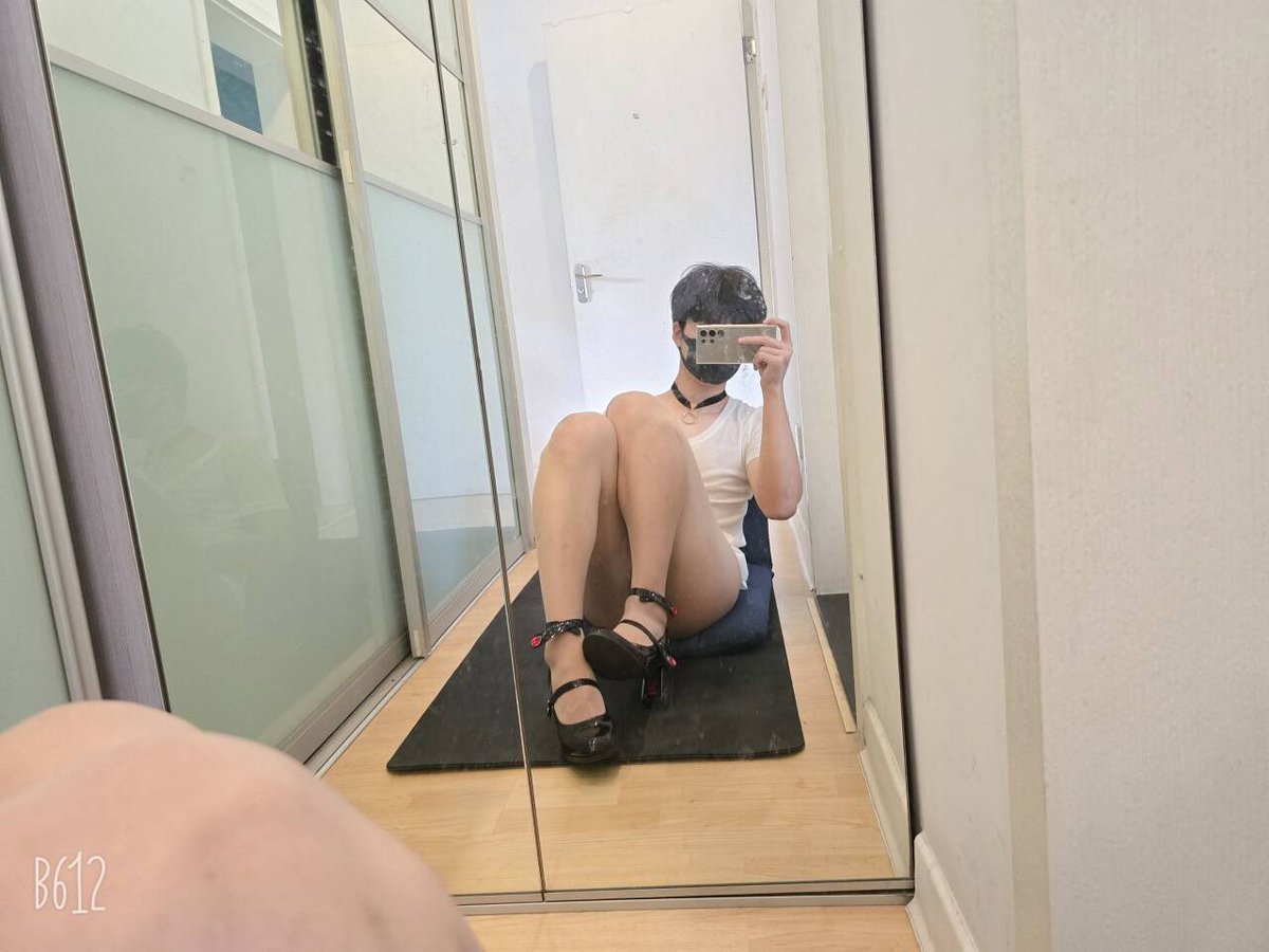 FemboyN01's tweet photo. 小娼年营业中～🖤
��丝紧紧裹住
双腿和肉棒的感觉
真是 欲🩷罢🩷不🩷能
感觉再夹一会儿就要流精发情了啊呜～
想要哥哥大棒棒🍆插  进  来
#男娘 #娼年 #线下 #丝袜 https://t.co/Cx7LFsP62A