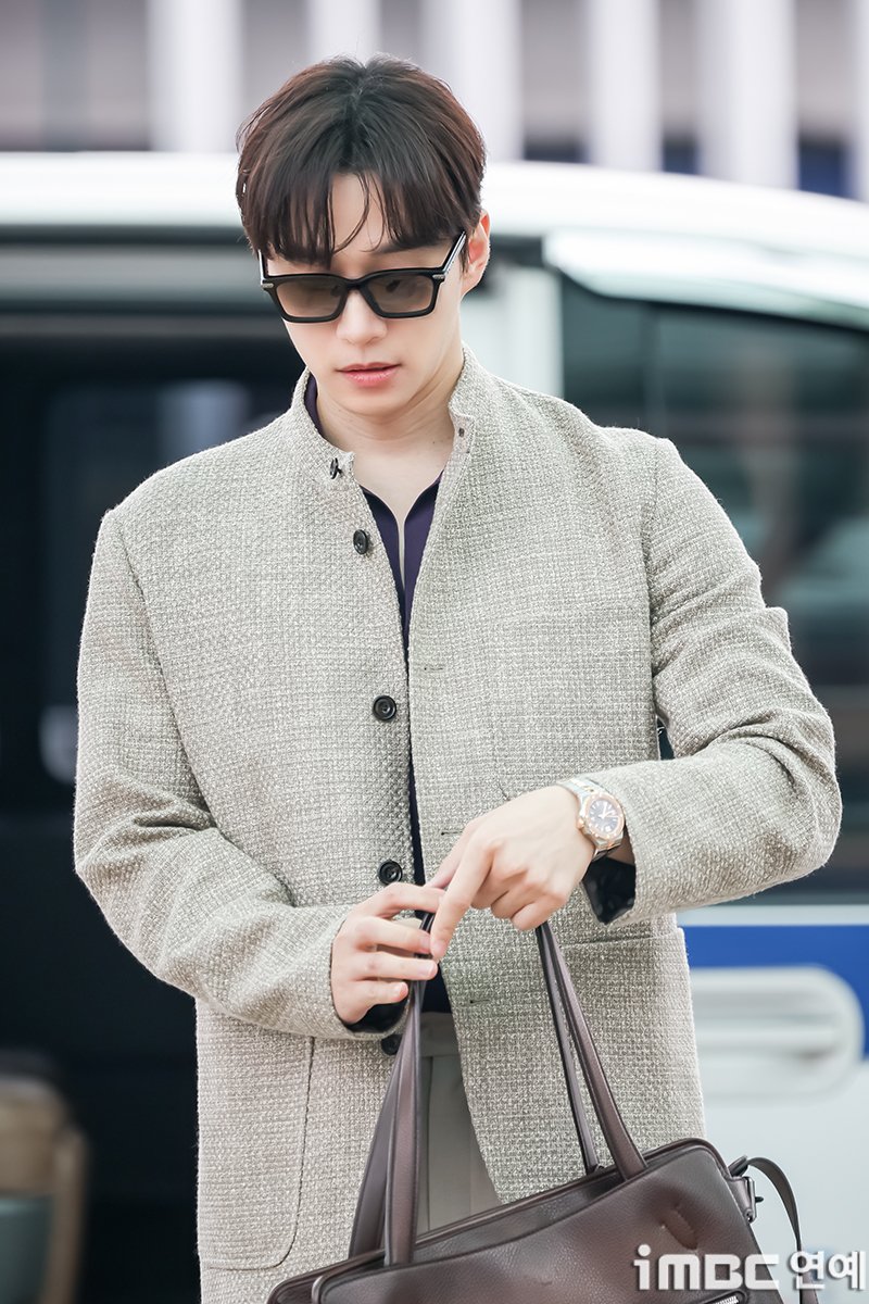 imbcenews's tweet photo. [포토] 이준호, 캐셔로 우리집으로
#이준호 #배우 #프랑스 #파리 #출국 #ICN_260622 [iMBC연예]

배우 이준호가 22일 오전 해외 일정 참석 차 인천국제공항 제2여객터미널을 통해 프랑스 파리로 출국하고 있다.

🔗https://t.co/B57FC9KKEf https://t.co/Yso8vOFhOj