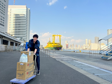 tokaikisen's tweet photo. 【アルバイト募集】

東海汽船では、さるびあ丸・橘丸などの船内自動販売機商品の積み込みスタッフを募集しています🚢
お客様の快適な船旅を支えるお仕事です。

✅時給1,600円
✅22時以降は時給2,000円
✅週2日～勤務OK
✅未経験歓迎
✅浜松町駅徒歩8分

船が好きな方も、体を動かす仕事が好きな方も大歓迎！
夏に向けてまだまだ募集中です！
▼詳細はこちら
https://t.co/PG8rlFeJ5c

#東海汽船 #求人 #アルバイト #軽作業 #船好き