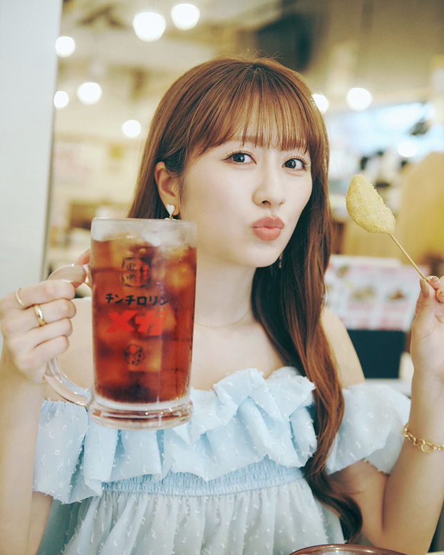 HMV_Japan's tweet photo. #佐々木彩夏 1st写真集「ぺろり」🍴
10/8(木)発売決定🎉

「食べることが大好き！」と公言する
あーりんの個性が詰まった初写真集💕

🎁@ Loppi・HMV限定特典
オリジナルフォトカード（スマホサイズ）

🔽ご予約はこちら
https://t.co/xzDBxPKcKx

#ももクロ https://t.co/EhRqOyFIQ1