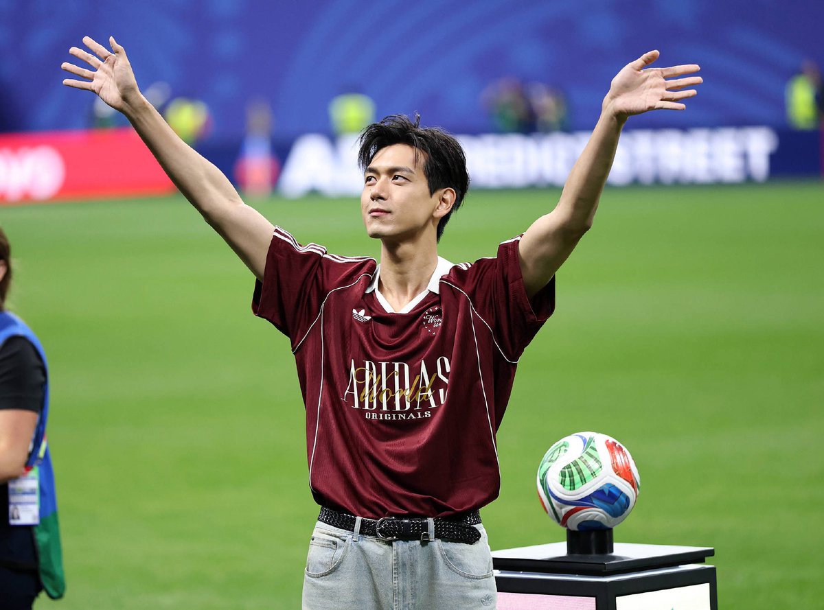 LiXianTHFC's tweet photo. 260622 | #FIFAWorldCup weibo updates 1/2

หนุ่มหล่อพาเสน่ห์และพลังมาสู่เวทีฟุตบอลโลก ☀️

#LiXian ปรากฏตัวในฐานะแขกรับเชิญเปิดการแข่งขันรอบสองของฟุตบอลโลก รอบแบ่งกลุ่ม ระหว่างสเปนและซาอุดีอาระเบีย https://t.co/vY2j84vXoN