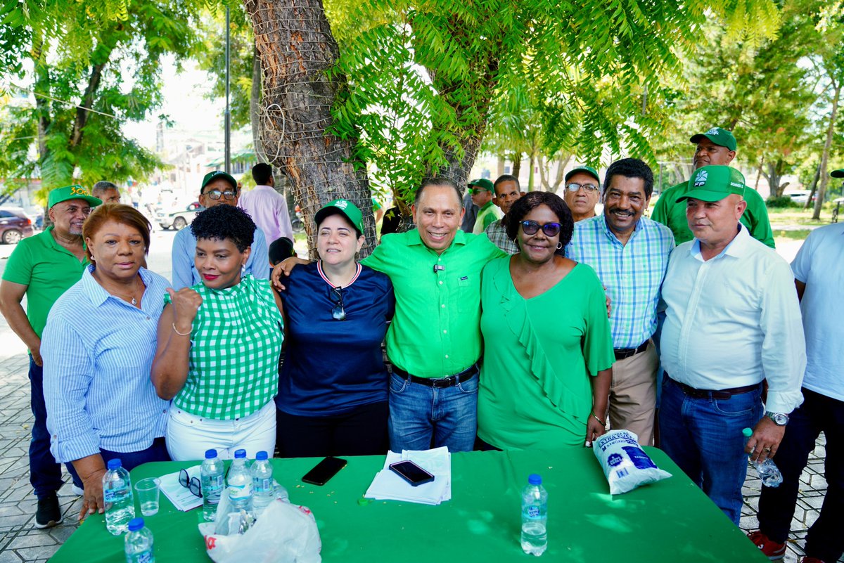 Evelynp881's tweet photo. Caminando junto al vicepresidente Radhamés Jiménez en El Olímpico, Las Caobas. Fortaleciendo la estructura territorial de la Fuerza del Pueblo este 21 de junio.

#FuerzaDelPueblo #JornadaDeCrecimiento #SeguimosCreciendo @FPcomunica
 #FPCrece https://t.co/ATOujrqSWj