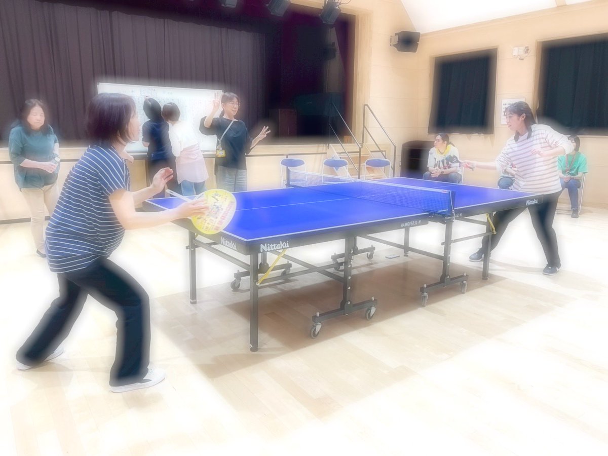 handfuna's tweet photo. 【6月20日の定例会】
恒例の卓球交流会！元デフリンピアンのきこえない人も参加したハイレベルなラリー・スマッシュ・サーブに、手話の拍手が舞い歓声が上がりました。ラケット代わりにうちわやフライ返しなどを使ったおもしろ対戦もあり、日頃の運動不足解消！！
#船橋手話サークル　#手の会　#手話 https://t.co/iZLv3wQ14O