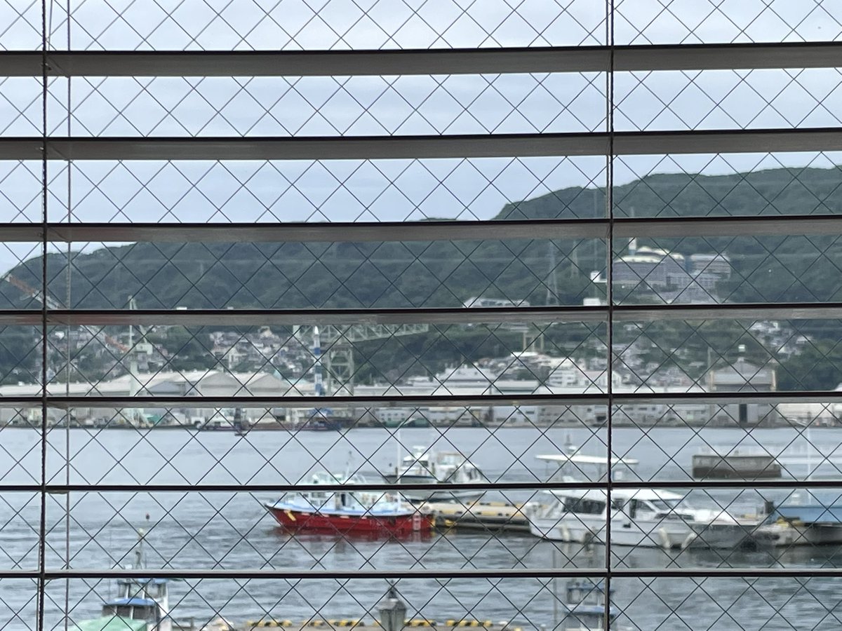 hiroosk's tweet photo. 長崎のホテルそばのガストはハーバービューだった
ブラインド邪魔だけど https://t.co/7rfbSTaNxk