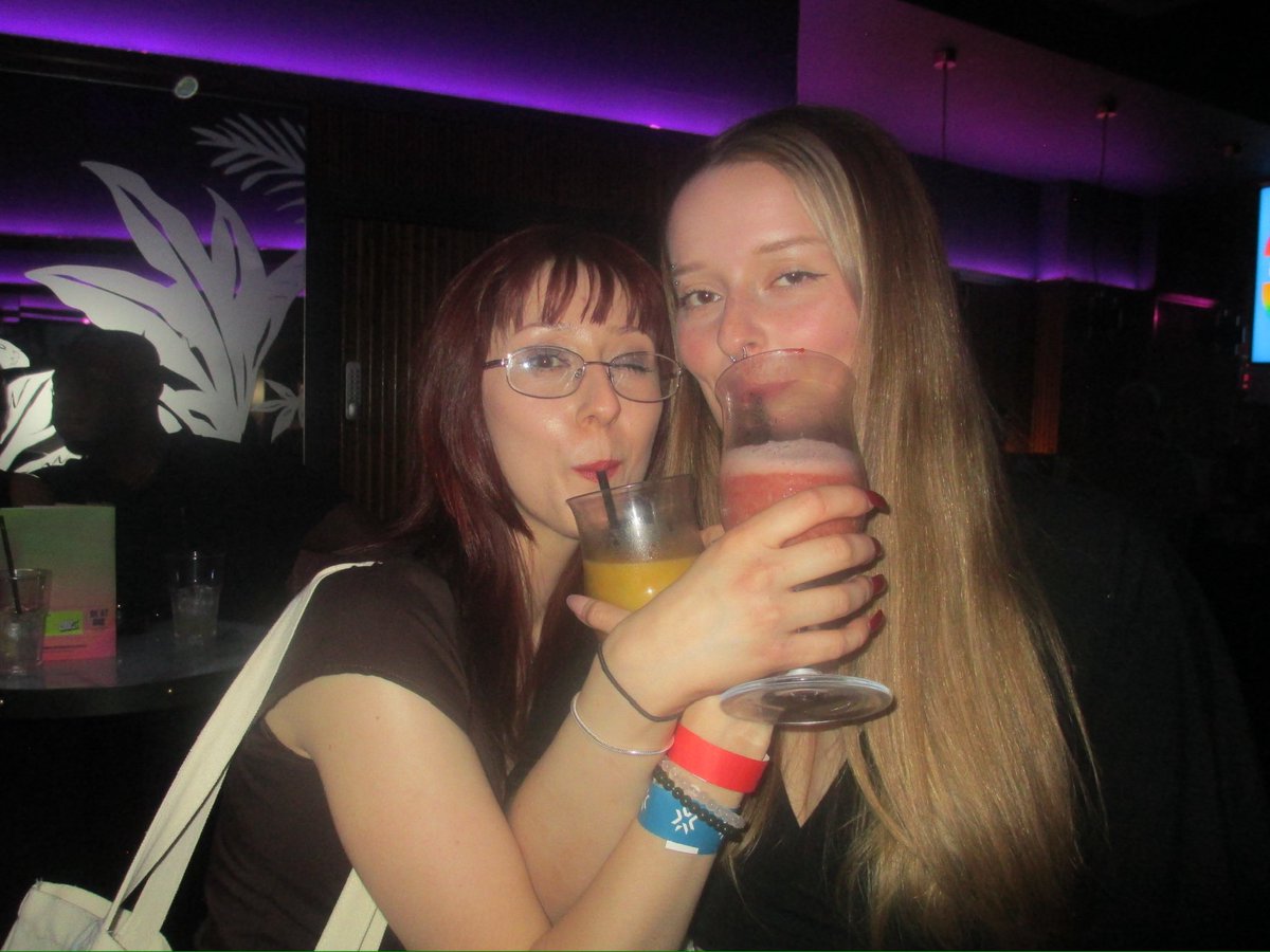 chIoees's tweet photo. i <3 london (drinking) https://t.co/tfSooL5GAQ