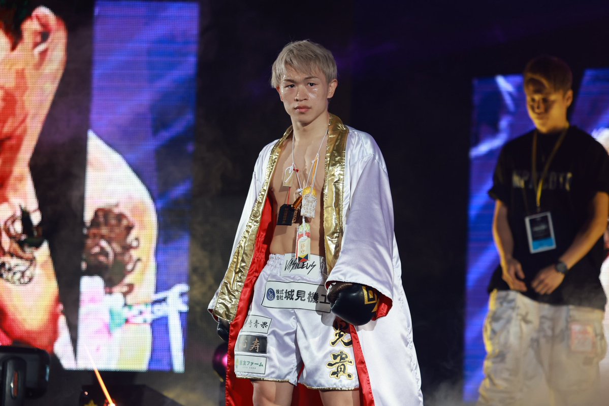 kb_knockout's tweet photo. 📣特別ボーナス贈呈決定🔥

REMY presents
KNOCK OUT.65 ～THE KNOCK OUT 2026～

セミファイナル
KNOCK OUT-BLACKスーパーバンタム級タイトルマッチ

#森岡悠樹 (@yuk_nockout )
🆚
#晃貴 (@koukitomimura )

本来であれば、KO勝利の場合にのみ贈られる100万円のKOボーナス。

判定決着となりましたが、
KO勝利にも匹敵する熱戦を称え、
晃貴、森岡悠樹の両選手に
特別ボーナスとしてそれぞれ50万円を贈呈いたします。

代々木を熱狂させた両雄に、
心より敬意を表します。

📺U-NEXTで全試合見逃し配信中！
https://t.co/l3uzRuFHE5

✅ 【舞台裏映像】THE  KNOCK OUT 2026 激闘の裏側　
https://t.co/CU8GhmtiVW

#THEKO2026
#knockoutkb
#格闘技
#キックボクシング
