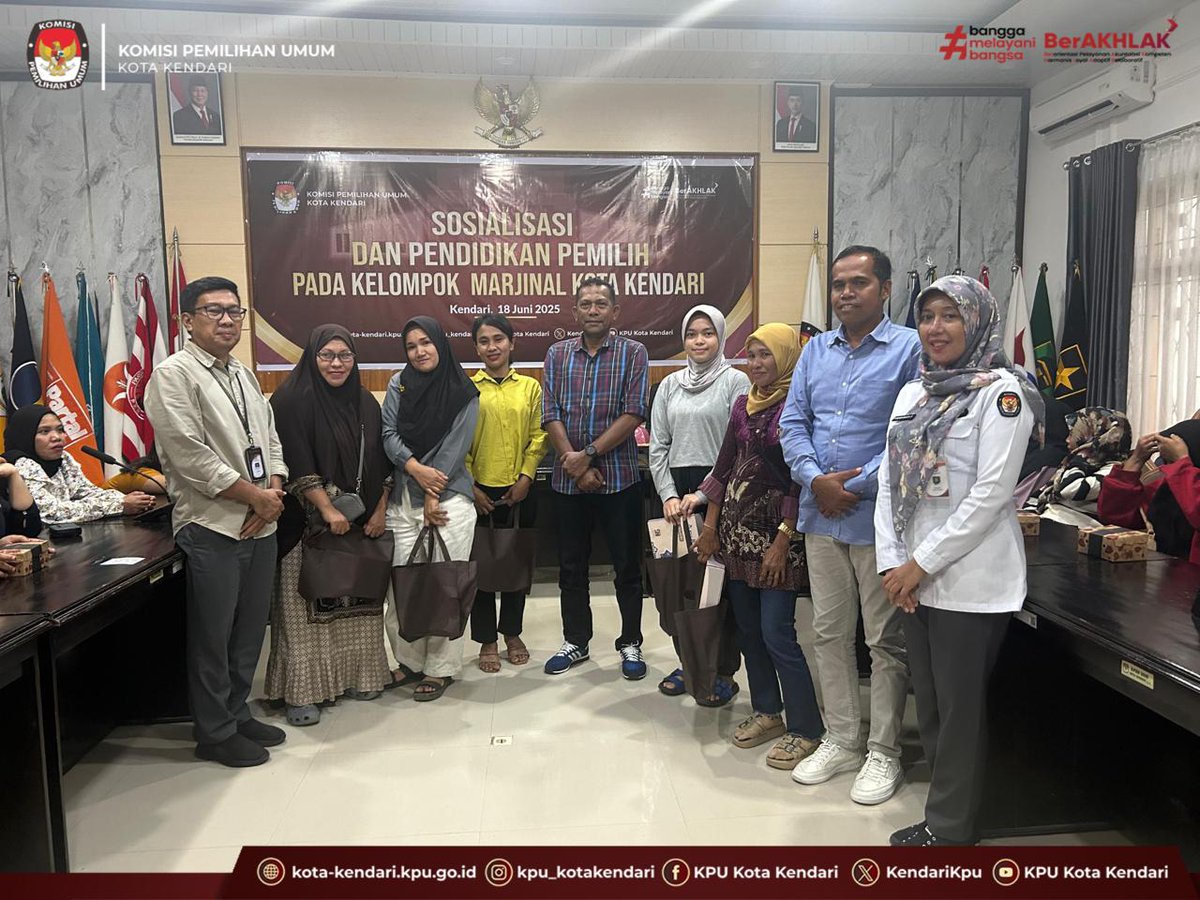 KendariKpu's tweet photo. Melalui kegiatan ini, KPU Kota Kendari mengajak masyarakat, khususnya kelompok marginal, untuk menjadi pemilih yang aktif, cerdas, dan bertanggung jawab. Karena setiap suara memiliki arti penting dalam menentukan masa depan daerah dan bangsa.

#KPUMelayani https://t.co/vmlJ7u2cCj