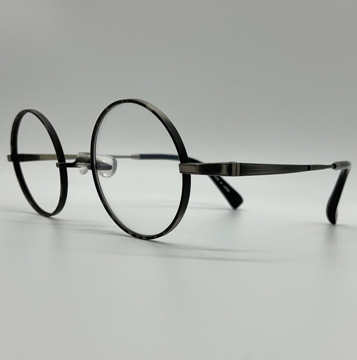 glasses21067's tweet photo. 商品紹介　丹羽雅彦
モデル　　NM-118

クラシックな丸メガネを、職人技で現代的に昇華。
小ぶりなラウンドシェイプと繊細なメタルワークが、知的で上品な雰囲気を演出します。

#メガネ #眼鏡 #日系眼鏡 #madeinjapan  #glasses #JapaneseEyewear  #JAPAN #GlitterglassesGLOW #VintageshopBull https://t.co/oHO6Ah5Iue