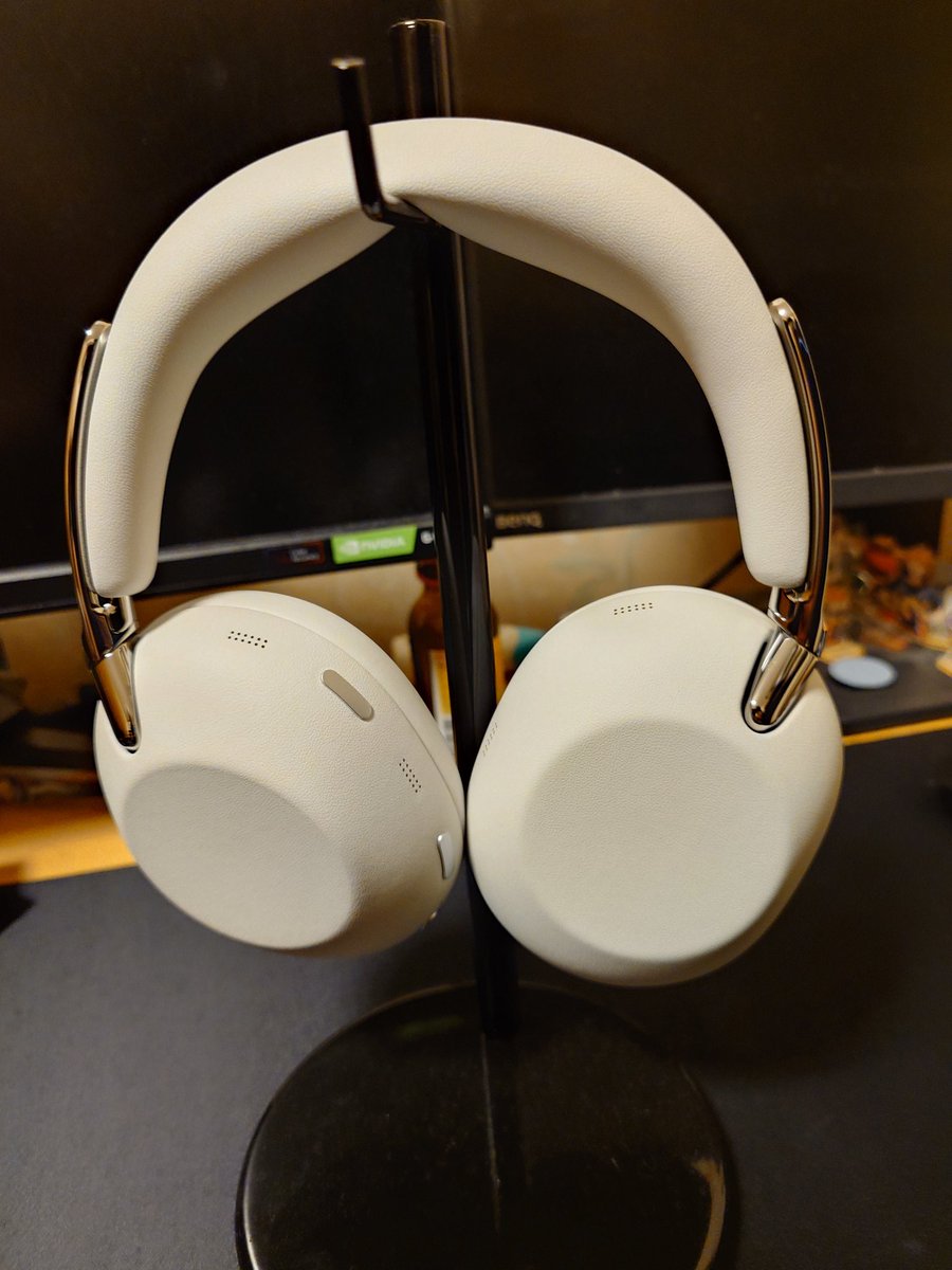 azb7_maru's tweet photo. 最強ヘッドホン買っちゃった https://t.co/gEiypgZ6KB