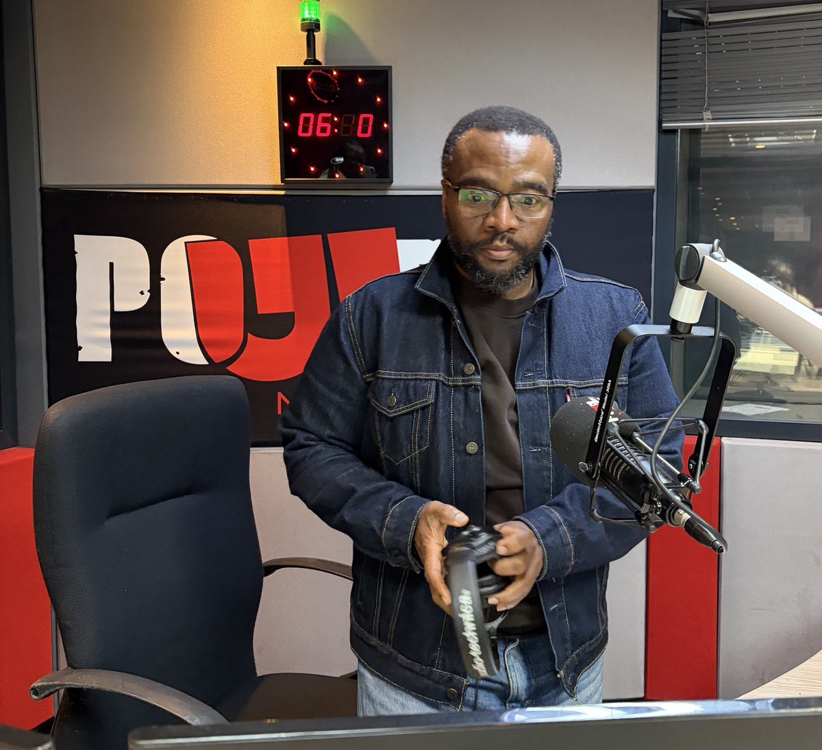 Powerfm987's tweet photo. Good morning… #TGIM 

Welcome to  #POWERBreakfast with @ThabisoTema and the team @LeboPhokela &amp; @_NyakalloT until 09:00.

Get in touch with us throughout the show.

☎️: 0861 987 000
📲: 083 303 7093 
📺: DSTV Channel 889
🖥Live stream: https://t.co/gIfq3iZpxr https://t.co/bIST8rxe6L