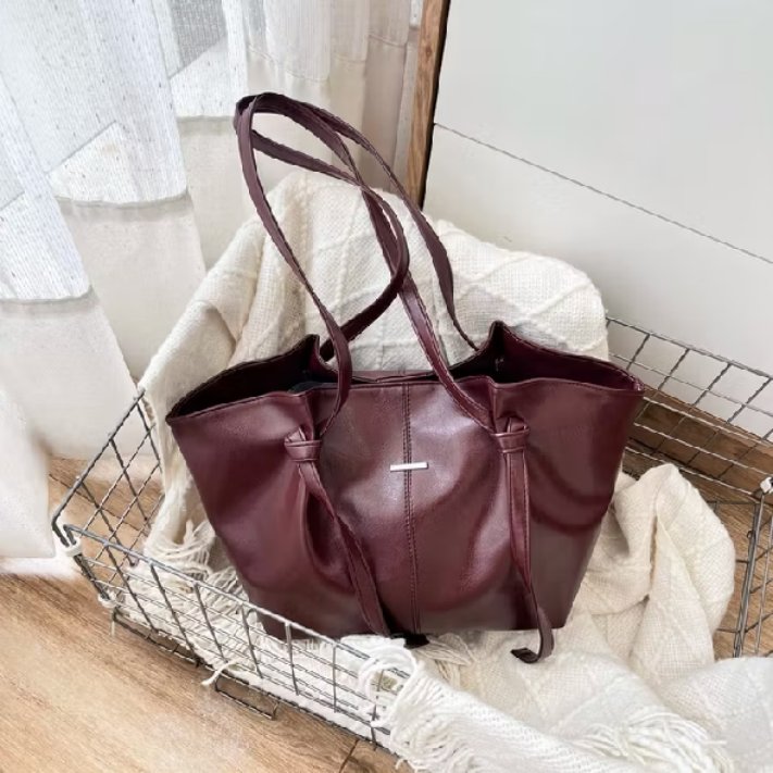 bluenyvaley's tweet photo. rekomendasi totebag muat banyak under 100k modelnya cakepp chic, timeless. cocok buat kerja dan kuliah 🤎💐🖤🍒👜🍂📸 https://t.co/6GKxYyaT9M