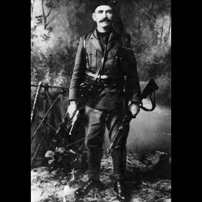 TheGreekPatriot's tweet photo. Σταύρος Κωτσόπουλος "Καπετάν Μπανιτσιώτης" (1878 - 1948).

Από Βεύη Φλώρινας, ήταν σημαντικός Μακεδονομάχος Οπλαρχηγός, στη συνέχεια, αγωνίστηκε στους Βαλκανικούς Πολέμους, στο Βορειοηπειρωτικό Αγώνα &amp; στο Β΄ΠΠ.

#Kotsopoulos #Florina #Macedonia #Greek #Hellas #Hellenism #Greece. https://t.co/w6x1fcP5Ro