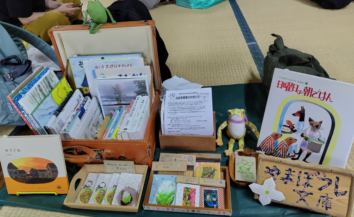 1028ruu's tweet photo. 昨日のニイガタブックライト一箱古本市、無事出店してきました。雨の中でも朝から多くの本好きの皆さんが！お立ち寄りいただいてありがとうございました！また色々交流ができ楽しい一日となりました。佐藤ジュンコさんに似顔絵も描いてもらい良い思い出になりました🎵 https://t.co/MQWzEKS3wr