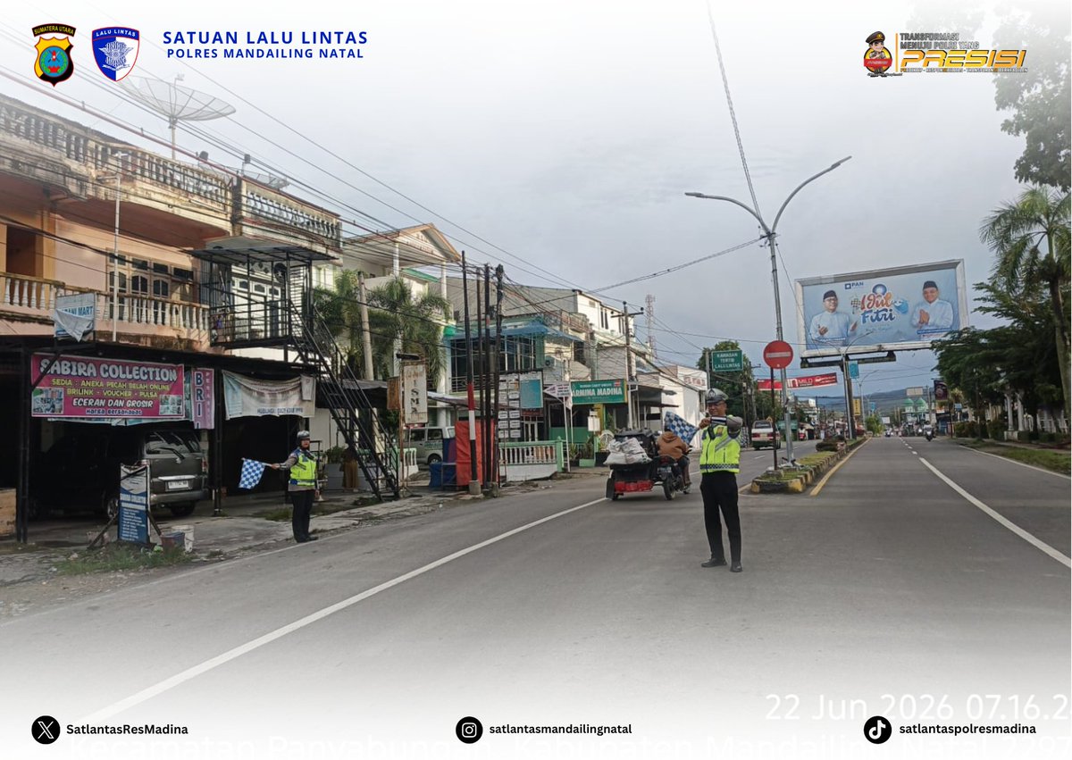 ResSatlantas's tweet photo. Personel Satlantas Polres Madina melaksanakan kegiatan pengamanan dan pengaturan arus lalu lintas Pos Padat Pagi, guna antisipasi terjadinya kemacetan dan laka lantas sehingga terciptanya Kamseltibcar Lantas yang kondusif di wilayah hukum Polres Madina. https://t.co/iuJJc34Y7W