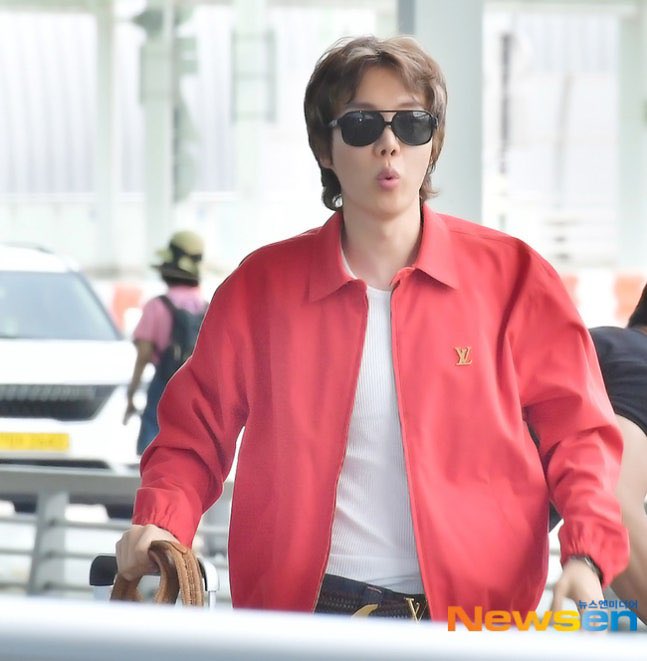 HobiCasa's tweet photo. K-Media’s headline “ j-hope, Unmistakable Coolness” 😎 https://t.co/nyH2fnnOMx