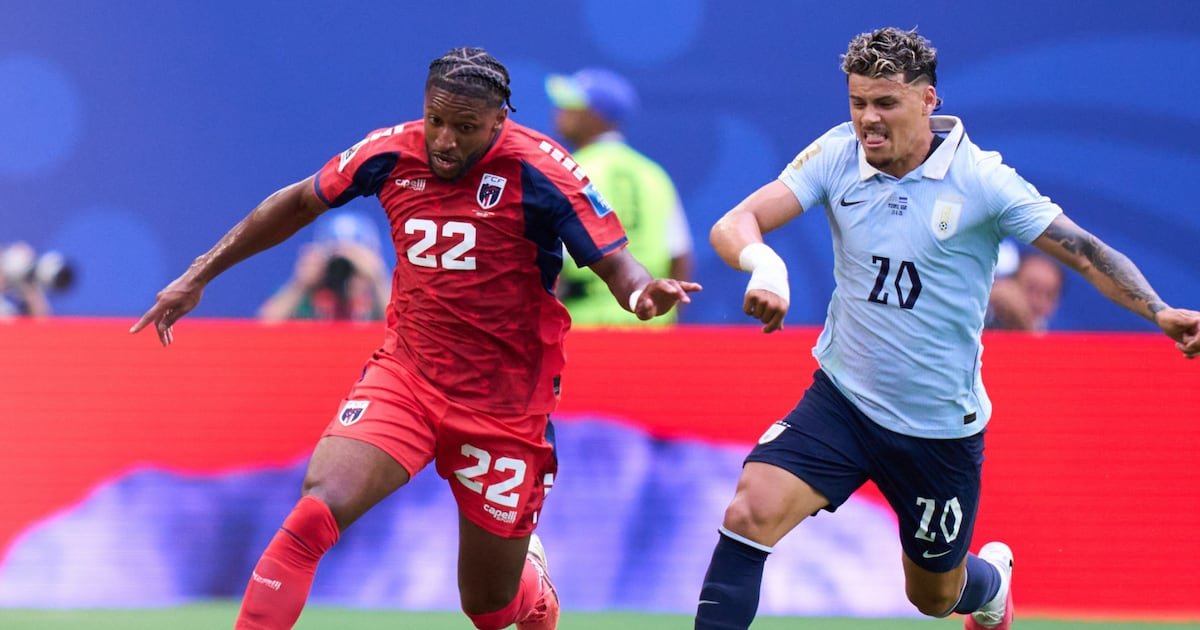 enunabaldosa's tweet photo. Se llama Cabo VERDE.

Su bandera es prácticamente AZUL.

Contra España, jugó de BLANCO.

Contra Uruguay, de ROJO. https://t.co/otOtZ3hE7j