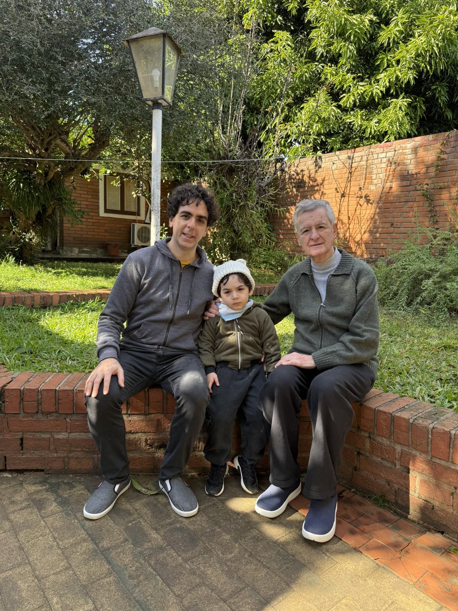 agustinppc's tweet photo. 🤍 DÍA DEL PADRE 🩵 

Con Luciano y con mi Papá 💙🤍🩵 https://t.co/UtZwYg0cI7