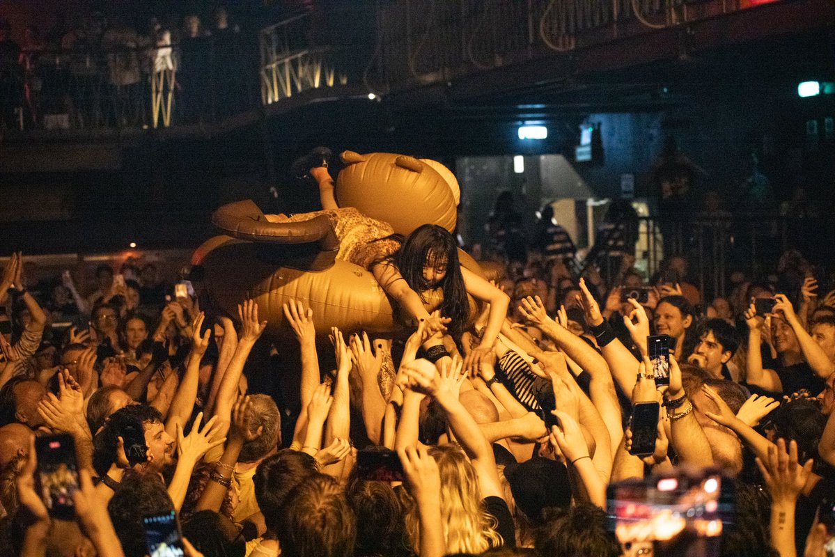 otobokebeaver's tweet photo. London, thank you! 🇬🇧 
@EBallroomCamden 

It’s been 10 years since we played our very first show in London back in 2016.

Back then, we could never have imagined that so many people would come to see us, or that we’d be traveling all over the world. Thank you for gathering here for us again tonight!
We’re so happy to be back at Electric Ballroom again.

We’ll keep writing new songs and come back to see you again.💪
Until then, take care and stay well!🫶

With love and gratitude to @damnably, who discovered us in 2016. ❤️
And thank you to our beloved labelmates #xiaowang for joining us as special guests. 

📸Photographer & Videographer Mayumi Hirata
🎧FOH Engineer @nancyllllllll 
💪Tour Manager Melissa Adams

#otobokebeaver