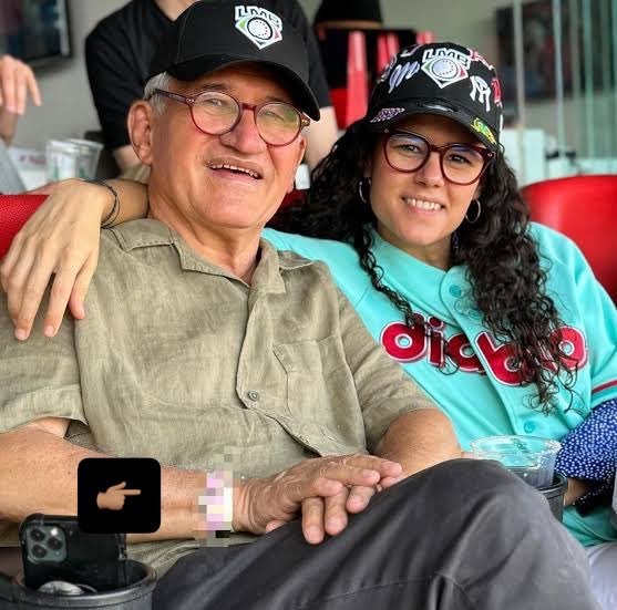 Arouet_V's tweet photo. .@LuisaAlcalde:

1. ¿Para qué esconder el reloj de su señor padre? Si era para evitar los cuestionamientos en las redes, usted logró lo opuesto.

2. Si era para llamar la atención, hágalo con alguna idea o razonamiento estructurado. ¿No puede? Pues entonces digiera la crítica.

3. Por ahora lo que usted mostró fue un pixel de 18 kilates. 

4. ¿No era más fácil recortar la imagen? 

5. @CitlaHM acababa de hablar de los personajes políticos que no suben contenidos pero nos enteramos de sus vidas. Ya le dio la razón.

Todo mal con usted.