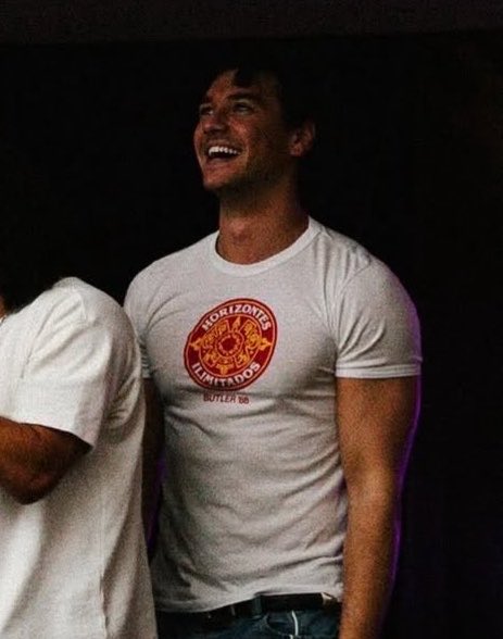 jconnslly's tweet photo. o cachinho caindo na testa o braço e o peitoral GRUDADOS na camisa porra esse philip belmont é DEMONÍACO tô exausta https://t.co/FPQFbvAS5C
