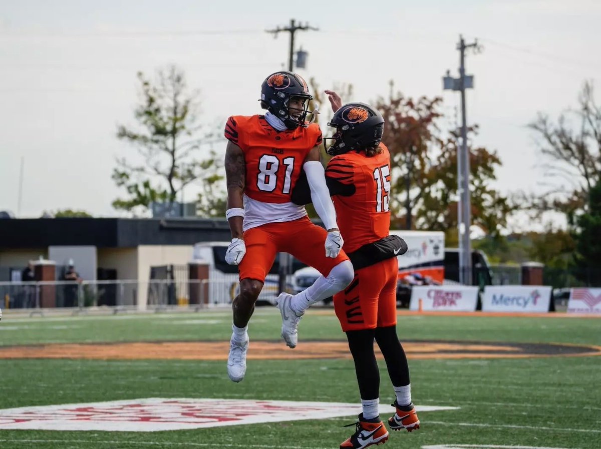 braydencombs09's tweet photo. AGTG! Blessed and excited to receive my 5th offer from East Central University 🐅🏈

A huge thank you to @TheDG_88 and the entire ECU staff for believing in me and giving me this opportunity! 

#AGTG #ECU #ClassOf2027 #WR 

@mattdwalter @Coach_Rigg @JClarkHFB247 @coach_hadac @PatrickBowes32 @beyondourbest @CoachBeck_PTF @CoachC_Osunde @foster_sawyer @RecruitAzle @CoachJ_O