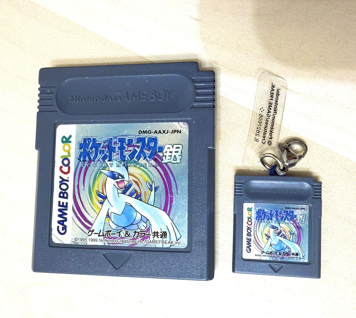 tkhs_sea10's tweet photo. ポケモンパッケージ＆カートリッジキーホルダーコレクション
本物の銀ソフトと並べたらクオリティ凄すぎる。。
サイドまでちゃんと再現されてる🥹🥹 https://t.co/w01PmogYNU