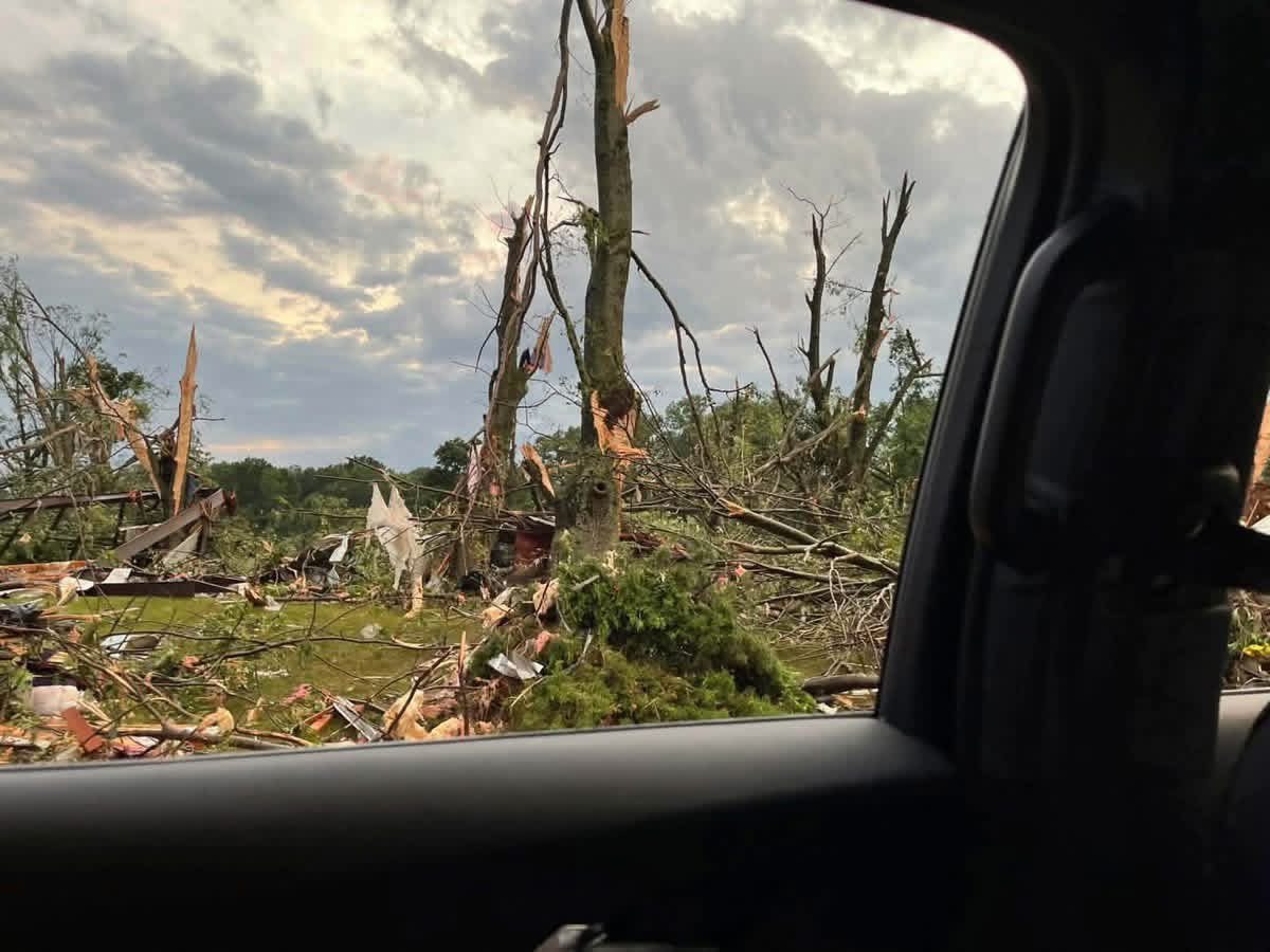 StormCaptures's tweet photo. Extreme damage from a tornado that impacted parts near Dix, IL or N/NE of Mount Vernon, IL. Sadly, there has been one confirmed fatality from this tornado. 

Credit: https://t.co/a7GpbgW9Da https://t.co/K917mwFa1Q