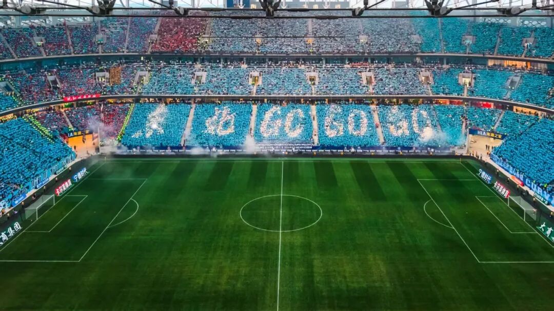 iLiaoning's tweet photo. The third round of the Northeast City #Football League (#NCFL) saw an exhilarating match between Shenyang team and Dalian team on June 20. A historic crowd of 62,826 packed Dalian Suoyuwan Football Stadium, marking a new attendance record for the NCFL. https://t.co/p4Cdc54JB7