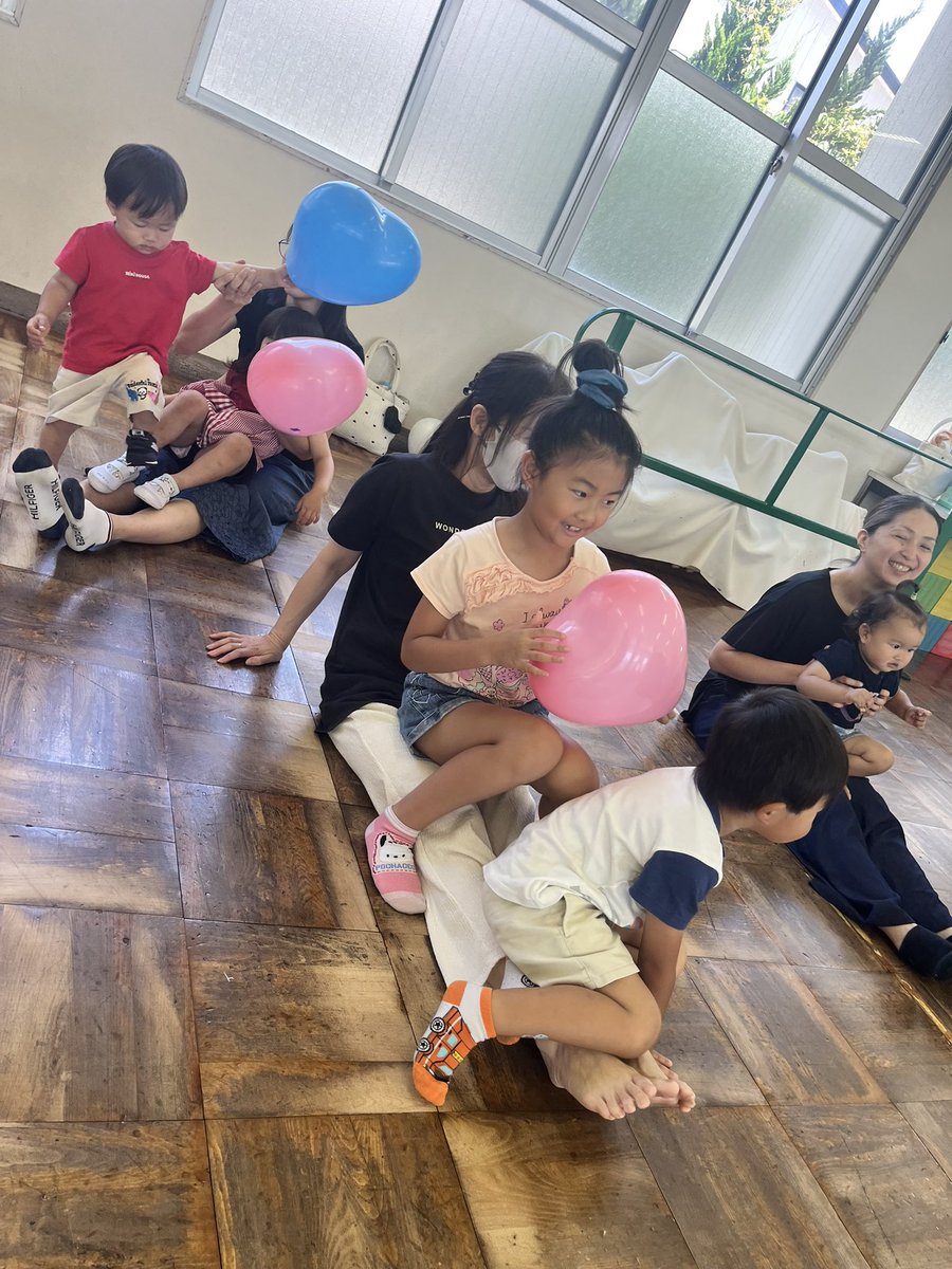 otokids_'s tweet photo. 🌈活動報告🌈

6/21 名和東児童館さんの活動報告
初挑戦の「名前順番並びゲーム」では、自然と会話が生まれ、会場の空気も徐々にほぐれていきました😊
心理戦ゲームでは大人も子どもも真剣勝負！

「親子で一緒に楽しむっていいね。」
そんな時間を、これからも届けていきます！
#おとキッズ #東海市 https://t.co/F4dob6rOZZ