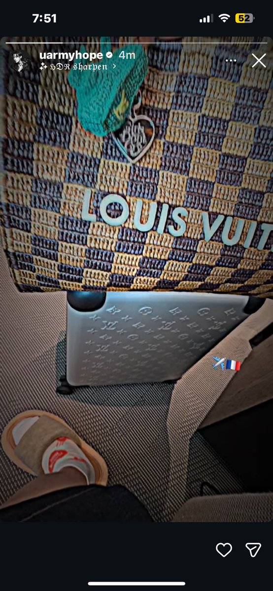 sugamihoney's tweet photo. ENTONCES HOBI VA A IR A PARIS AL EVENTO DE LOUIS VUITTON ???? 😭😭😭

HAVE A SAFE FLIGHT J-HOPE
J-HOPE FOR PARIS FASHION WEEK 
#jhopeXLouisVuitton https://t.co/8R0XrLlhI4