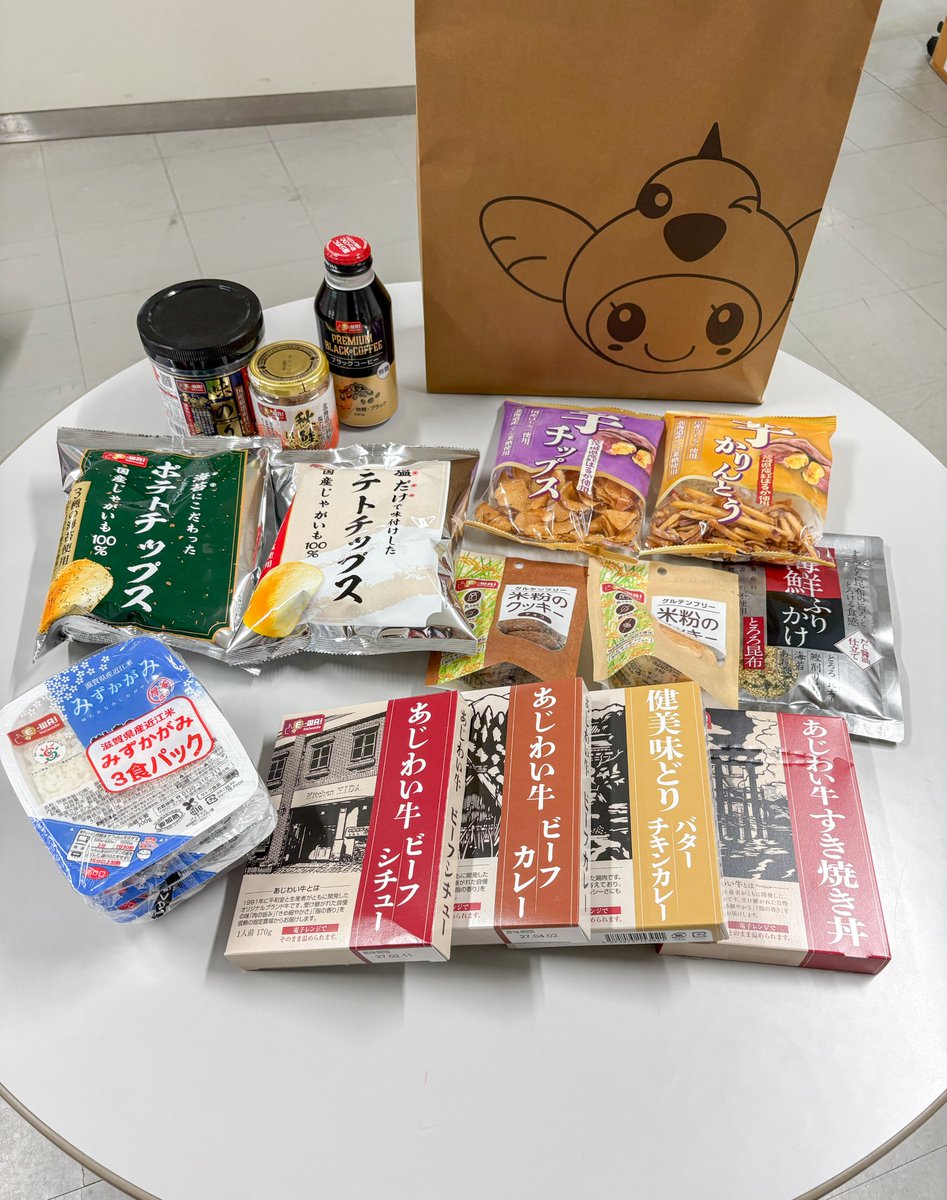 seian_mirai's tweet photo. 【活動報告】
平和堂創業70周年を記念した、ロゴマークのデザインコンペに成安造形大学の学生さんも参加しておりました📣

応募した学生さんに豪華な参加賞が届きましたよ〜🎁
許可をいただき内容をご紹介....平和堂のE-WA!ブランドの詰め合わせ✨
コンペへ挑戦した学生の皆さんお疲れ様でした！ https://t.co/sJklp1O1m5