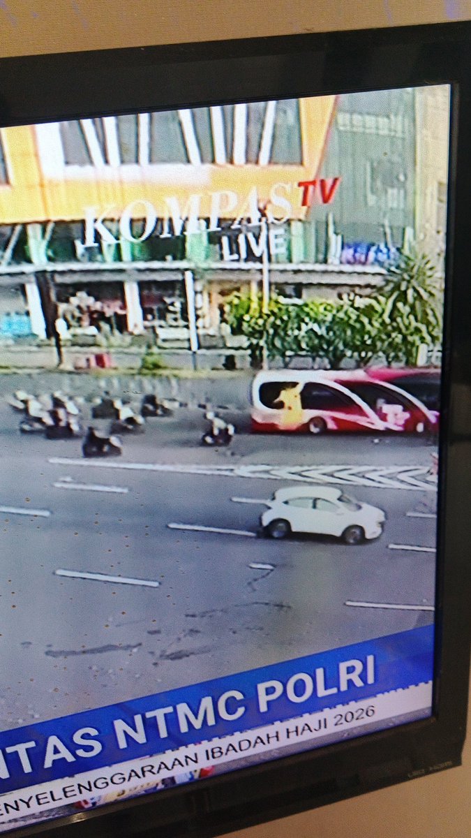 LouisErickS15's tweet photo. (@shitpostboyobus Shitpost and Parody)

"Mah mamah gw masuk TV" https://t.co/mPliDI9faM