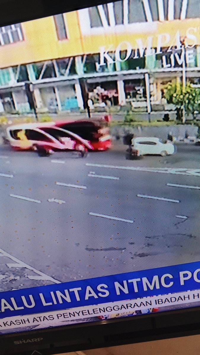 LouisErickS15's tweet photo. (@shitpostboyobus Shitpost and Parody)

"Mah mamah gw masuk TV" https://t.co/mPliDI9faM