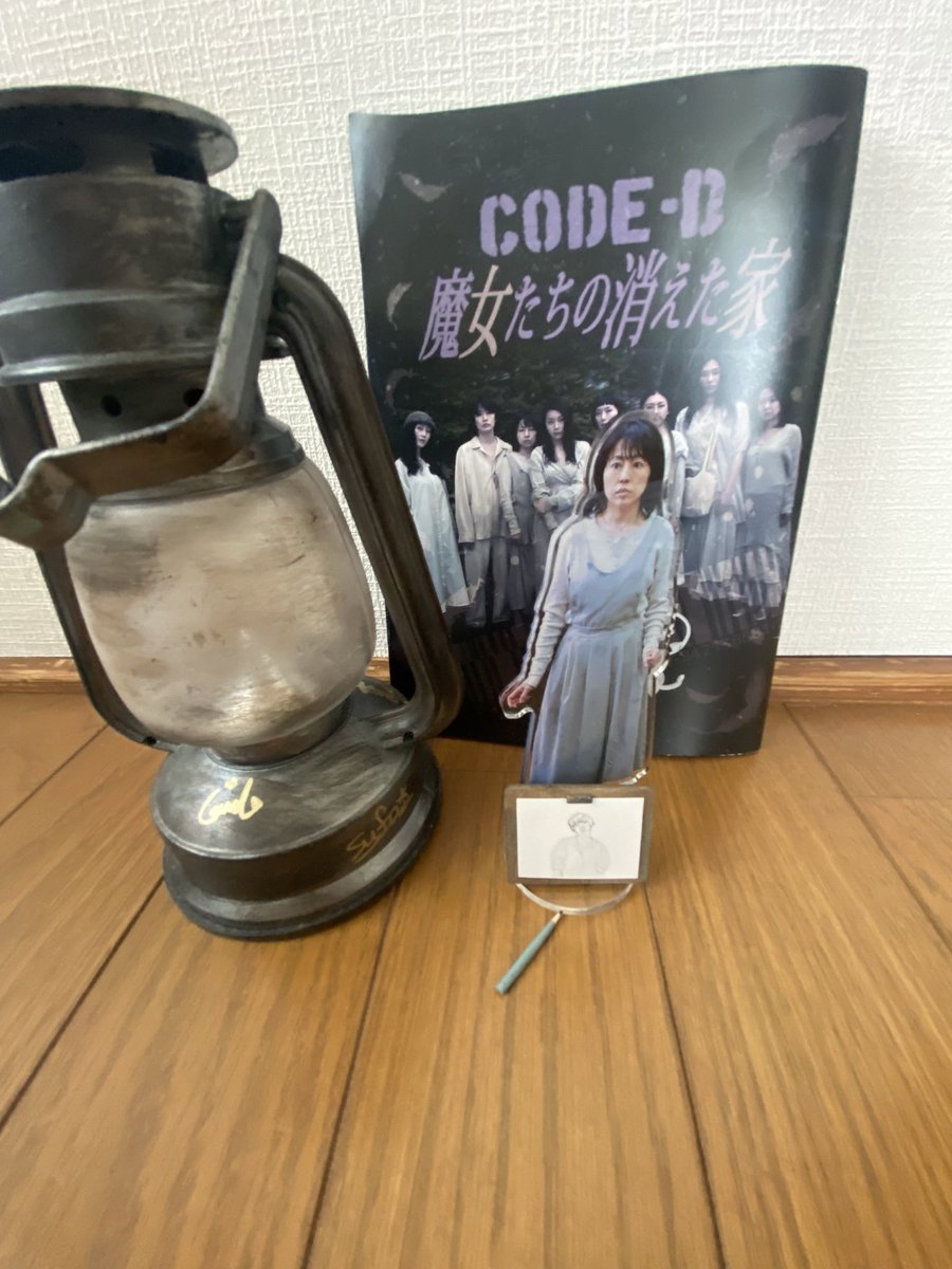 bst_ojuq9's tweet photo. CODE-D魔女たちの消えた家
　 #亜子リルスタンド
　 #亜工務店
 グッズ等　クオリティー高い💖

　　この✏︎もすごくリアル✨

　ランタンもすごく点灯させると雰囲気またいいんだ(*ˊᵕˋ*) https://t.co/4wZkBLgZjM