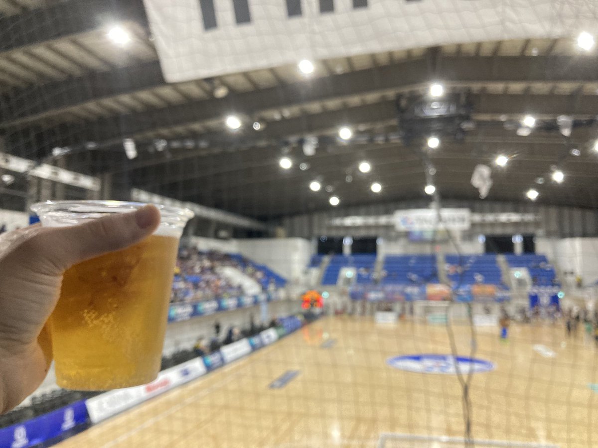 ibk_sal's tweet photo. 本日は社会科見学。何故平日真っ昼間開催かと思ったら、地域の小学生を丸ごと招待しているようです。
#Fリーグ https://t.co/d1mEtgrn6s
