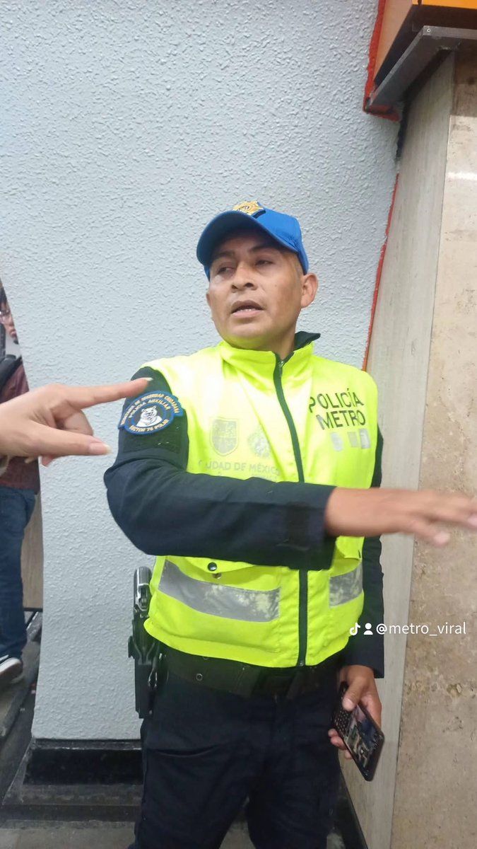 MetroViralMx's tweet photo. #ULTIMAHORA 

Policías @SSC_CDMX 👮🏻‍♂️ y personal del Metro Ciudad de México 🇲🇽 @MetroCDMX  detienen a un sujeto que venía patinando en los andenes y pasillos‼️⚠️

Este tipo de sujetos ya han provocado accidentes dentro de las Instalaciones del #MetroCDMX por usar sus patinetas 🛹 https://t.co/iLgkHqxd2T