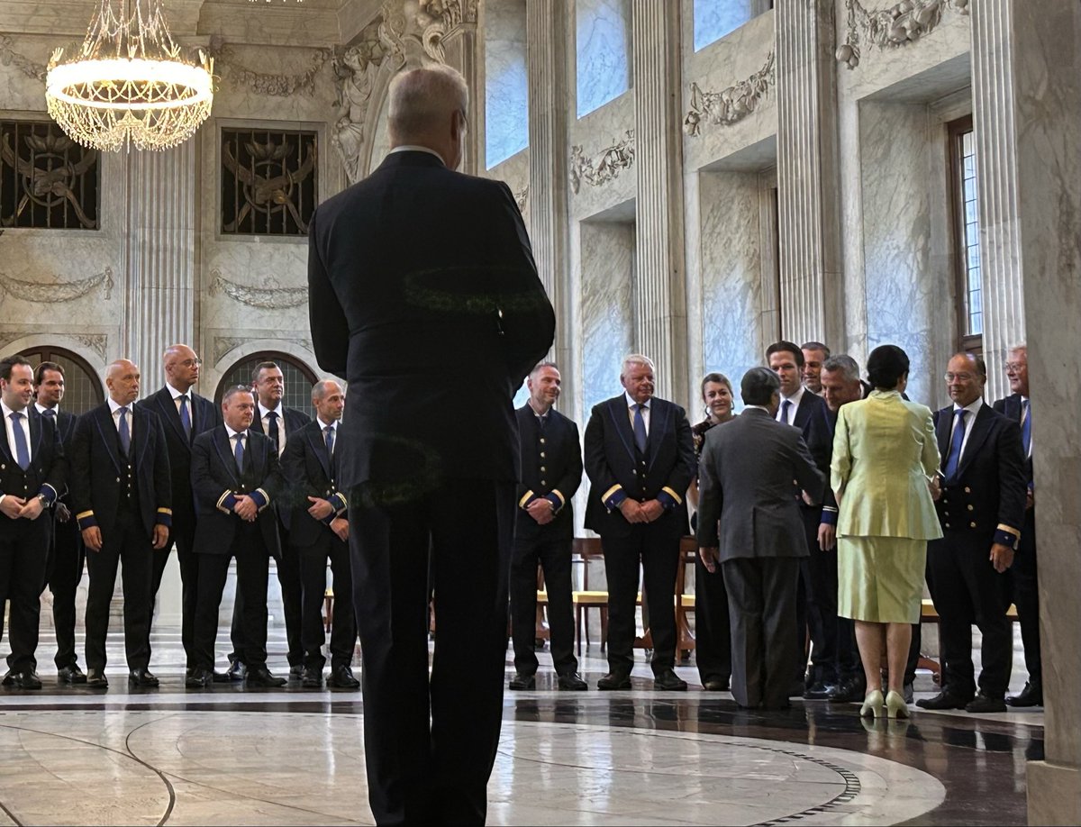 GillesBP's tweet photo. Their Majesties the #Emperor and #Empress of #Japan saying good-bye to the footmen and staff at the Royal Palace in #Amsterdam upon concluding a successful State Visit to the Netherlands. A modern #fairytale that further solidified our excellent relations! https://t.co/uqtQZ5WCzg
