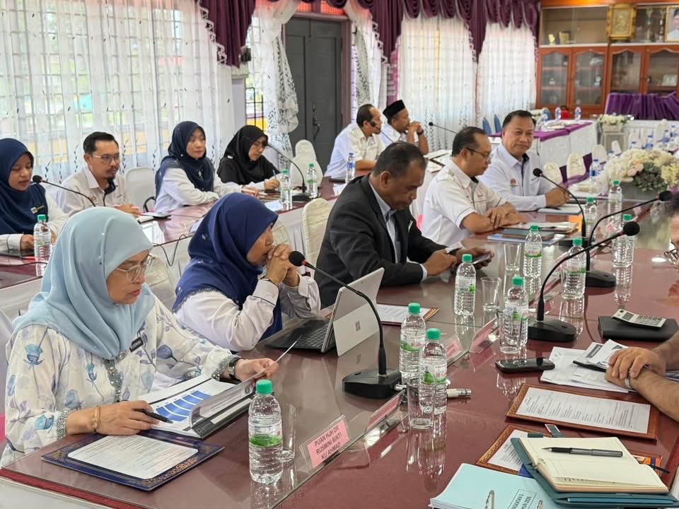 Rusmini23's tweet photo. 21 JUN 2026

Hari ini, Program Sekolah Berasrama Penuh Angkat Pengurusan Tertinggi Kementerian Pendidikan diteruskan di negeri Kedah Darul Aman dengan kunjungan ke dua buah sekolah, iaitu SM Sultan Abdul Halim dan SM Sains Pokok Sena. https://t.co/QDH6L56lIY