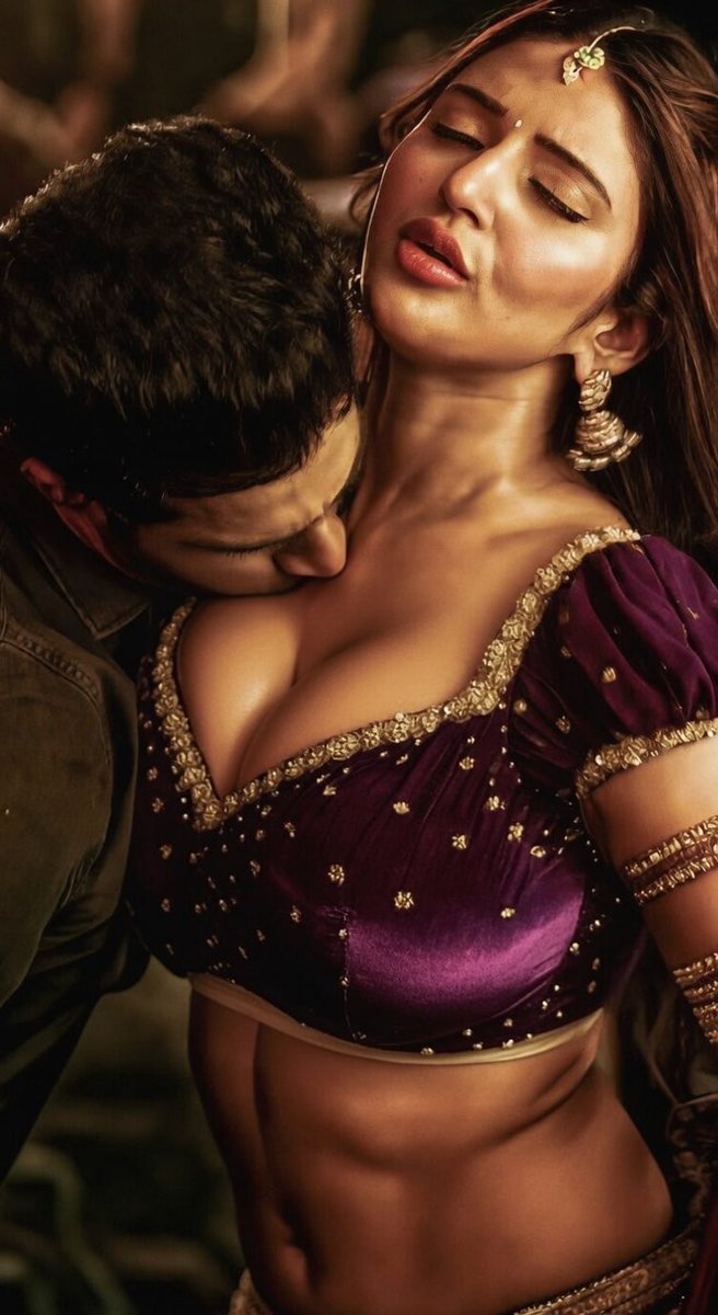 duke12566's tweet photo. This is how its should have been #shreeleela #southcinema #bollywood #boldactress #hotkiss #sexy #intimate #hotactress https://t.co/eQInVJMKAc