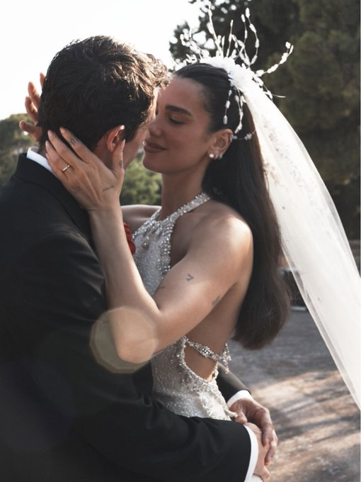 cr8urOwnReality's tweet photo. #DuaLipa oficialmente comparte las fotografías de su boda con el actor #CallumTurner, que tuvo lugar en Italia e Inglaterra hace un par de semanas💍🥳 https://t.co/dwDaVKk2rt